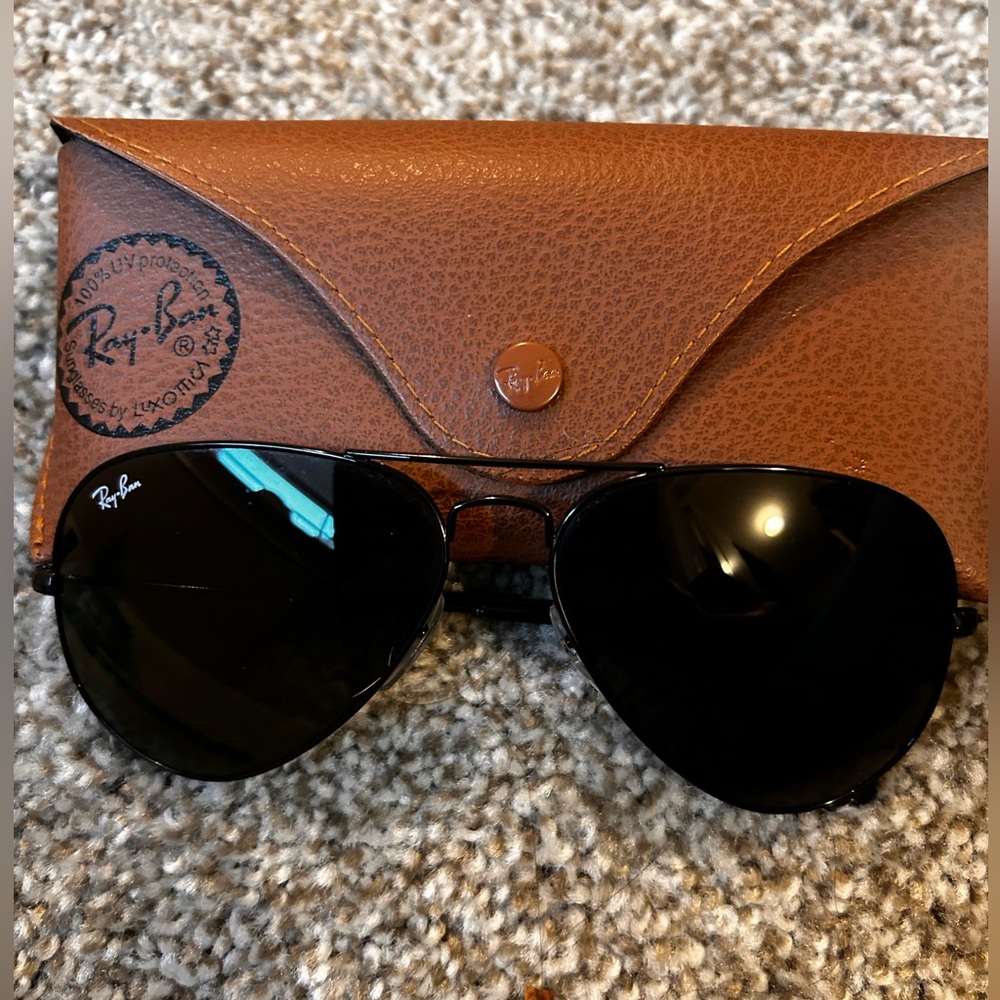 Men’s classic aviator black Ray-Bans!